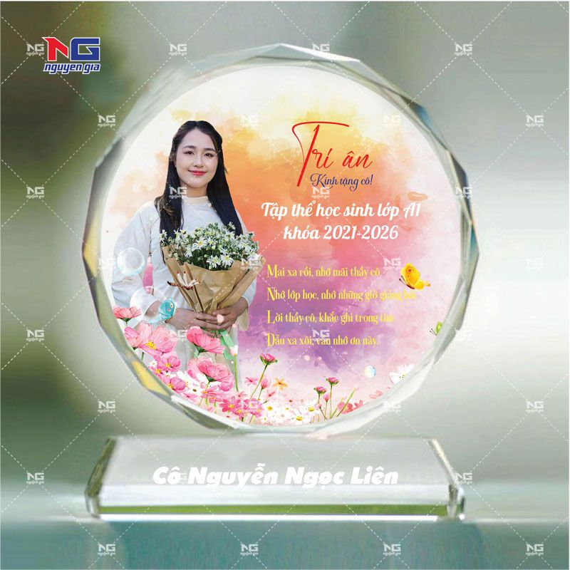 Cúp lưu niệm dành cho các cô giáo