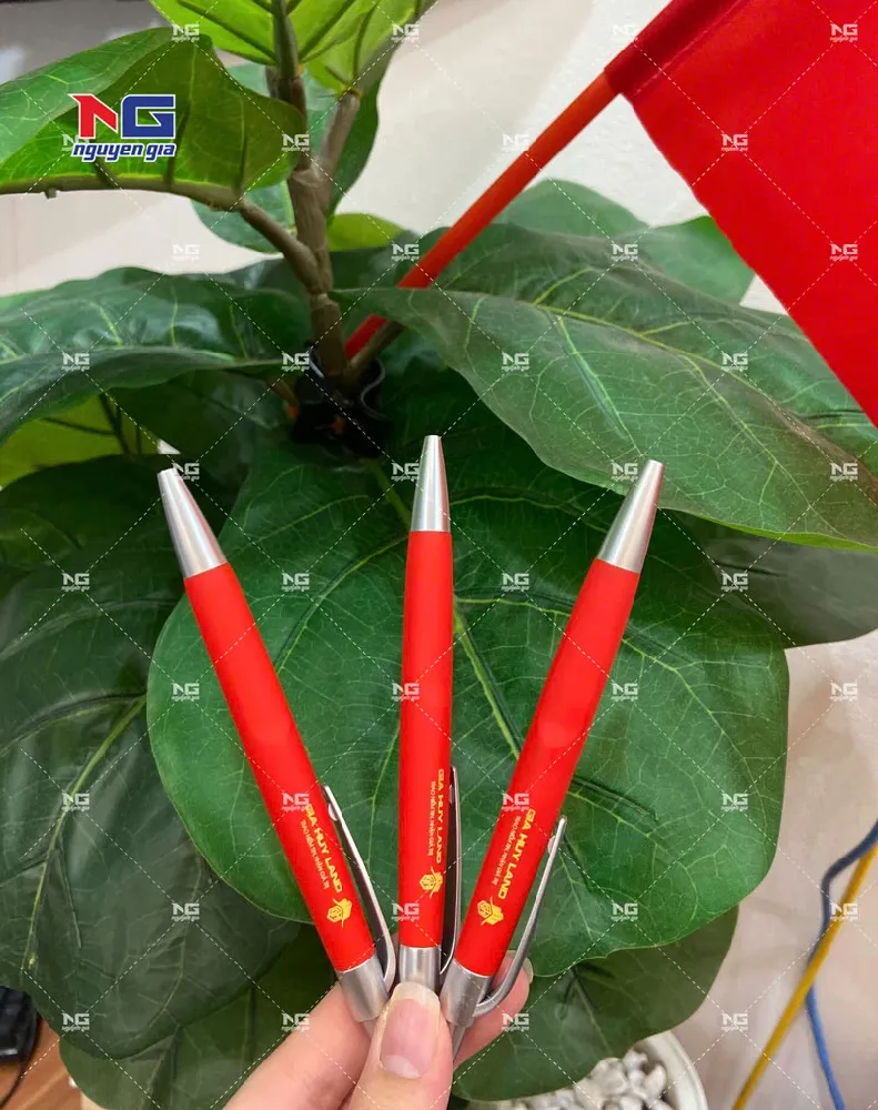 mẫu bút in logo thực tế theo yêu cầu